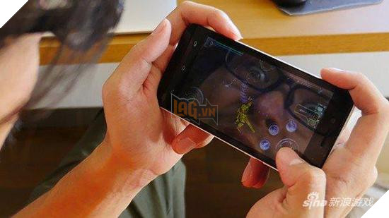Thanh niên nghiện game đến mức kéo điện từ nhà ra ngoài đường chơi