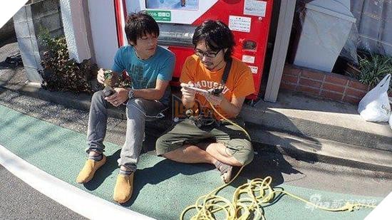 Thanh niên nghiện game đến mức kéo điện từ nhà ra ngoài đường chơi