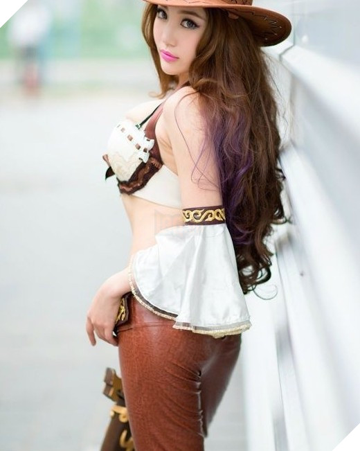 Chảy máu mũi với cosplay Miss Fortune cực nóng bỏng trong Liên Minh Huyền Thoại