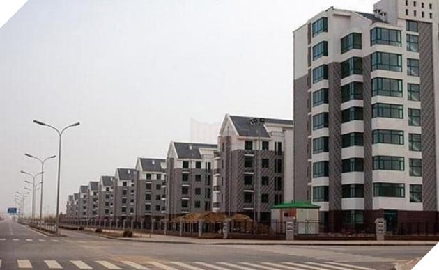 Rợn người trước khung cảnh vườn không nhà trống tại các thành phố ma ở Trung Quốc - Ảnh 8. Rợn người trước khung cảnh vườn không nhà trống tại các thành phố ma ở Trung Quốc - Ảnh 8.