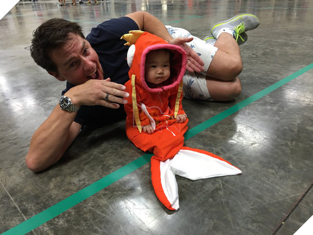 Quên Vô Diện đi, vì lại có em bé với màn cosplay Magikarp siêu cấp đáng yêu đây rồi! - Ảnh 1. Quên Vô Diện đi, vì lại có em bé với màn cosplay Magikarp siêu cấp đáng yêu đây rồi! - Ảnh 1.
