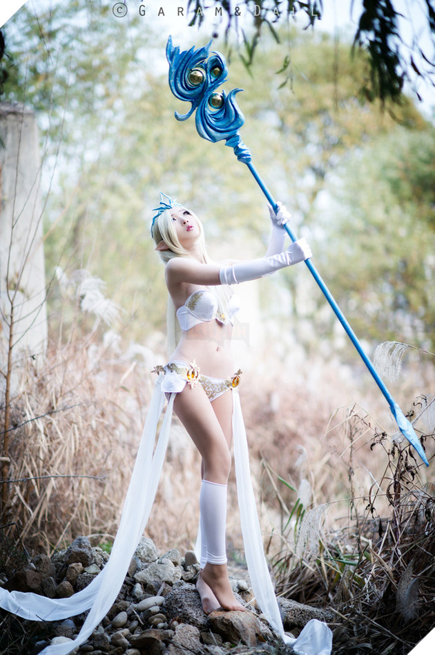 Cosplay nàng Janna vai trần gợi cảm giữa núi rừng trong Liên Minh Huyền Thoại