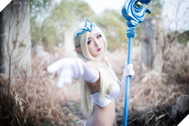 Cosplay nàng Janna vai trần gợi cảm giữa núi rừng trong Liên Minh Huyền Thoại