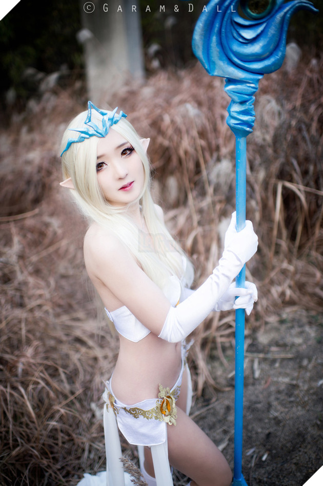 Cosplay nàng Janna vai trần gợi cảm giữa núi rừng trong Liên Minh Huyền Thoại