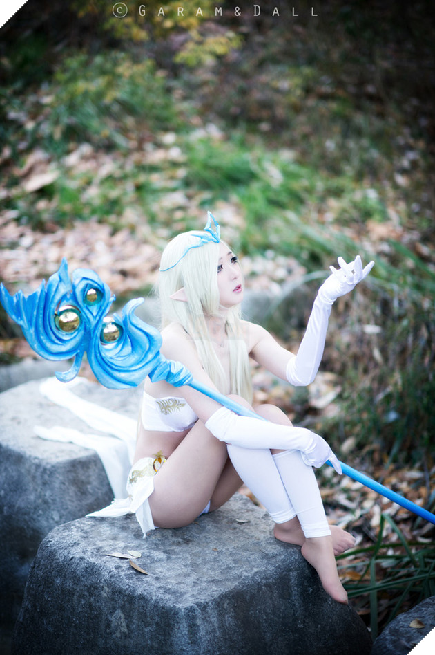 Cosplay nàng Janna vai trần gợi cảm giữa núi rừng trong Liên Minh Huyền Thoại