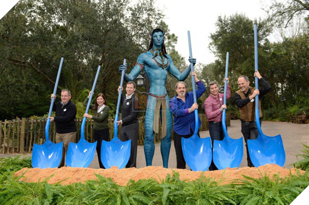 Nhân vật Jake Sully xuất hiện ở công viên Pandora thuộc Disney World cùng Tom Staggs, giám đốc của khu giải trí và nghỉ dưỡng Walt Disney Parks với nhiều lãnh đạo cấp cao khác.