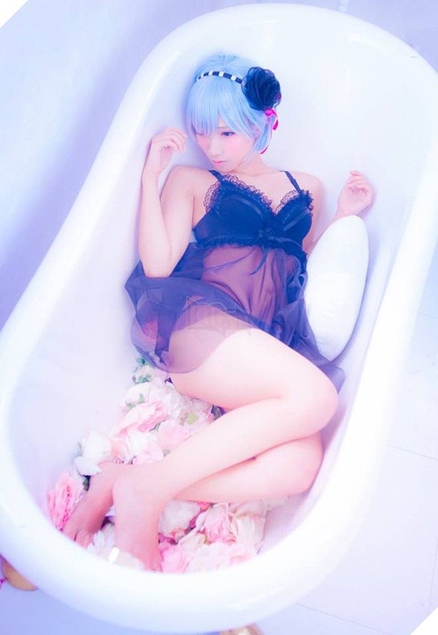 Xịt máu mũi với bộ ảnh cosplay cực gợi cảm về nàng hầu Rem trong Re:Zero