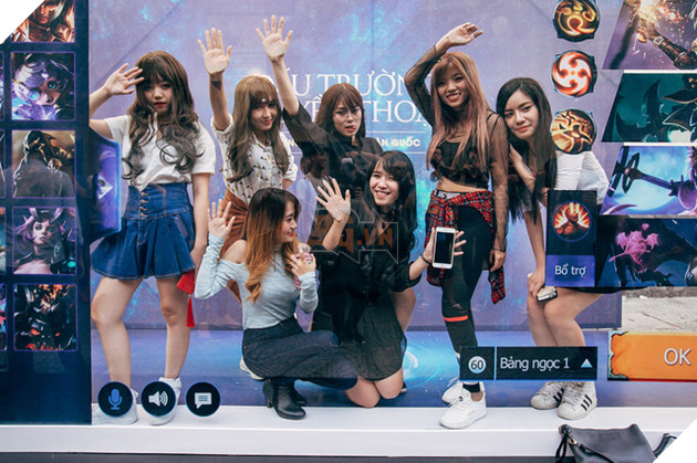 Team streamer tập hợp toàn gái xinh vừa ăn mừng sinh nhật 3 tuổi, vừa được Youtube tặng quà Nút Bạc