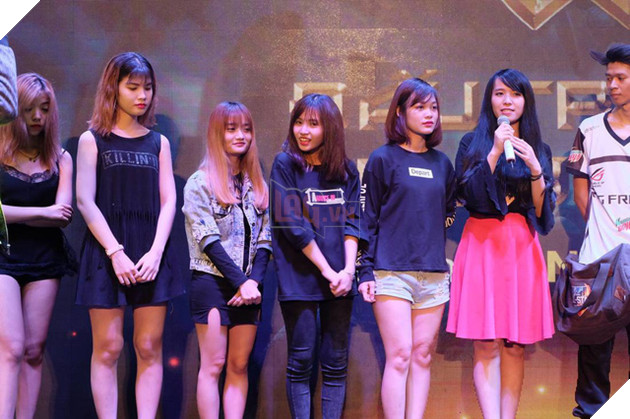 Team streamer tập hợp toàn gái xinh vừa ăn mừng sinh nhật 3 tuổi, vừa được Youtube tặng quà Nút Bạc