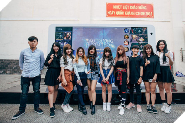 Team streamer tập hợp toàn gái xinh vừa ăn mừng sinh nhật 3 tuổi, vừa được Youtube tặng quà Nút Bạc