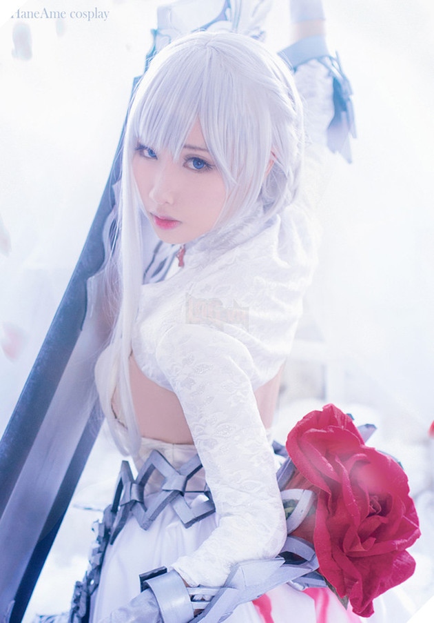 Ngỡ ngàng với cosplay Bạch Tuyết cực gợi cảm trong game di động SINoALICE