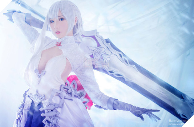 Ngỡ ngàng với cosplay Bạch Tuyết cực gợi cảm trong game di động SINoALICE