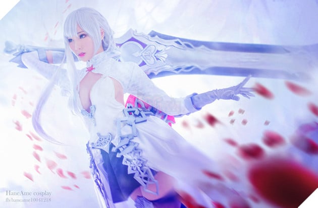 Ngỡ ngàng với cosplay Bạch Tuyết cực gợi cảm trong game di động SINoALICE