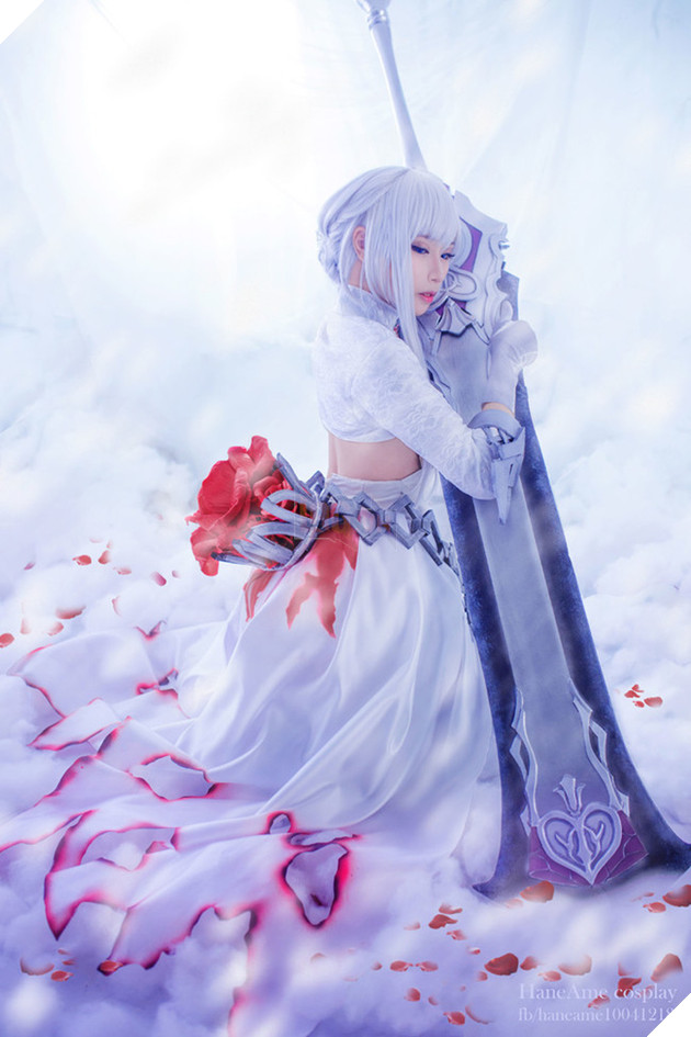 Ngỡ ngàng với cosplay Bạch Tuyết cực gợi cảm trong game di động SINoALICE