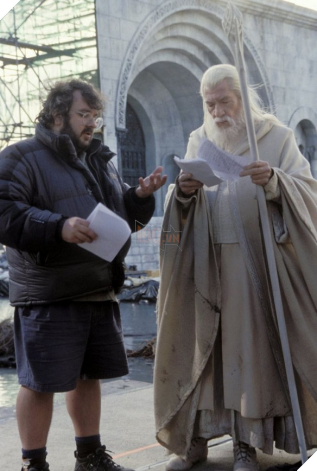 Phù thủy Gandalf đang hỏi trợ lý của mình xem nên sử dụng bùa phép nào để ngăn cản lũ Orc xâm chiếm thành phố Minas Tirith
