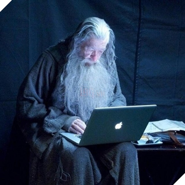 Có vẻ như trợ lý không có câu trả lời nên ngài Gandalf đáng kính phải tự Google bằng chiếc MacBook