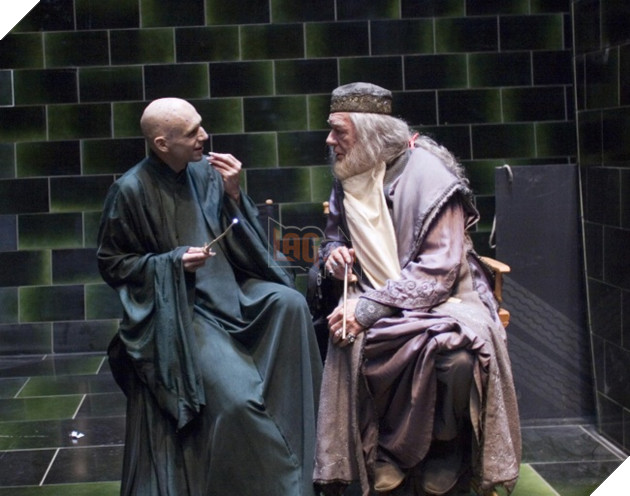 Cái gì thế này, Kẻ-mà-ai-cũng-biết-là-ai đang nói chuyện thân mật với thầy Dumbledore ư? Chuyện này chỉ có thể xảy ra ở hậu trường mà thôi