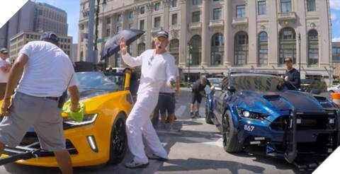 Đạo diễn Michael Bay đầy năng lượng tại phim trường