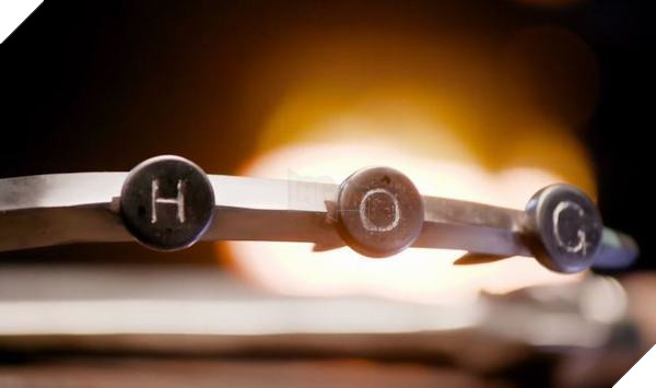 Độ tinh xảo của chiếc Chain Hook này được thể hiện thông qua dòng chữ Hog