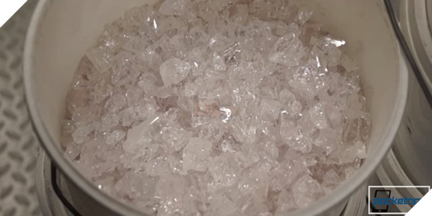 Vật liệu sapphire thô.