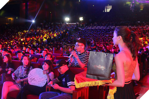 Hàng loạt phần quà hấp dẫn được trao cho khán giả khi tham gia các gameshow mini cực vui nhộn