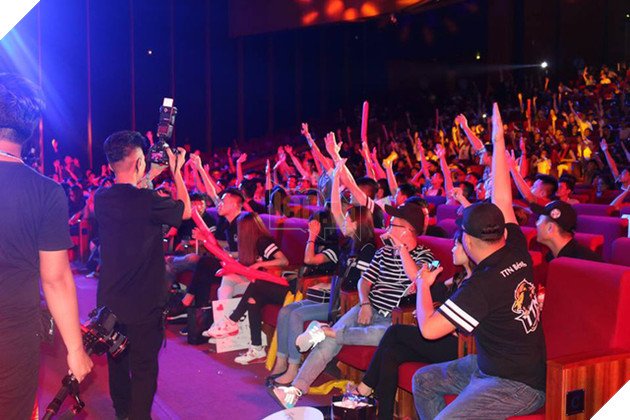 Phần đông khán giả đều sôi nổi tham gia Minishow