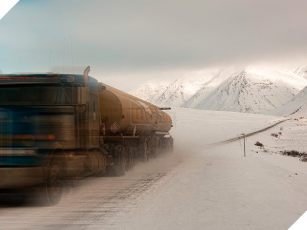 Đối với cánh tài xế Alaska, Cao tốc Dalton là một cơn ác một thật sự. Với độ dài gần 650m, nó băng xuyên qua các cánh rừng, lãnh nguyên và qua con sông Yukon để đến điểm cuối là Bắc Băng Dương.