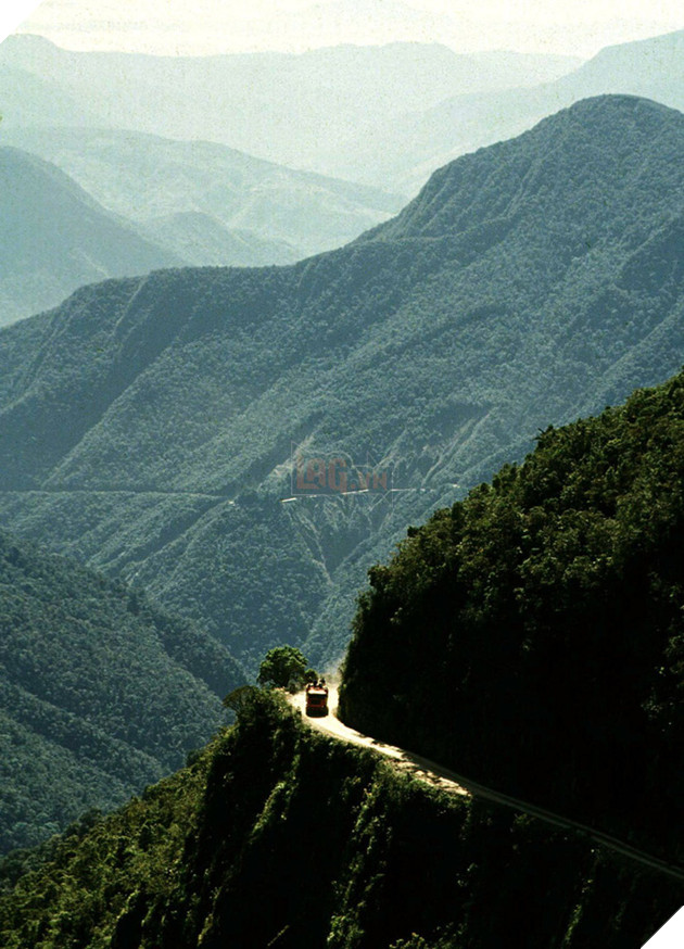 Tại Brazil có một cung đường được mệnh danh là Death Road. Đúng như cái tên, tuyến đường tử thần này cướp đi sinh mạng của gần 300 tài xế và những vận động viên xe đạp mỗi năm do họ té ngã từ dãy Andes xuống rừng mưa 3.300m bên dưới.