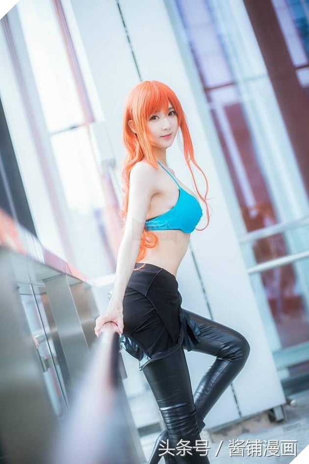 Chảy máu mũi với cosplay Nami cực gợi cảm trong One Piece