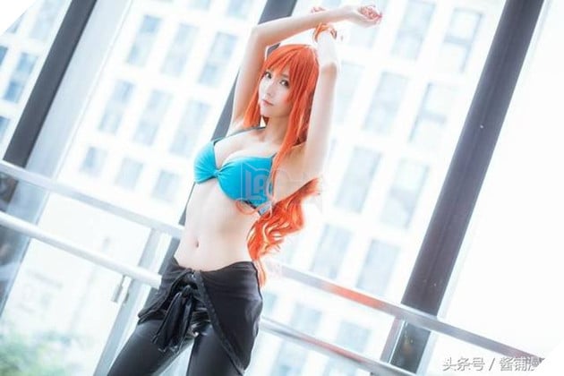 Chảy máu mũi với cosplay Nami cực gợi cảm trong One Piece
