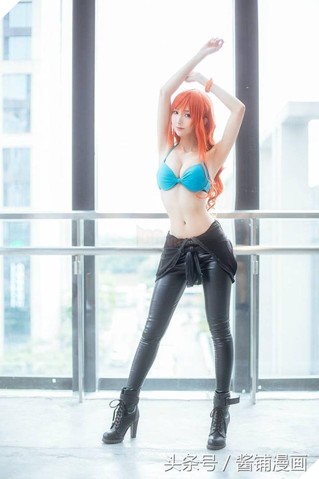 Chảy máu mũi với cosplay Nami cực gợi cảm trong One Piece