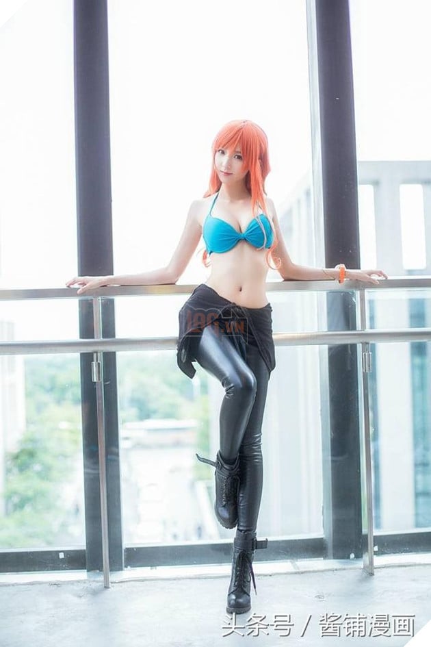 Chảy máu mũi với cosplay Nami cực gợi cảm trong One Piece