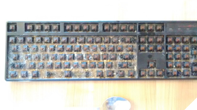 Bên trong sau khi tháo keycap là một cảnh tượng rợn người với mọi game thủ mê phím cơ