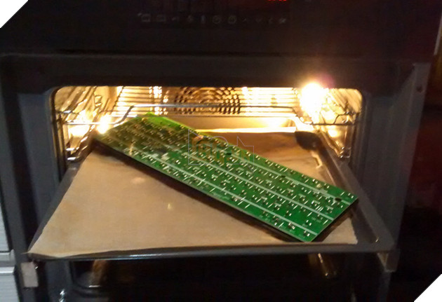 Chờ nó khô lâu quá, ném tạm vào lò nướng để nhiệt độ dưới 50 độ C để chip và mối hàn không bị hỏng