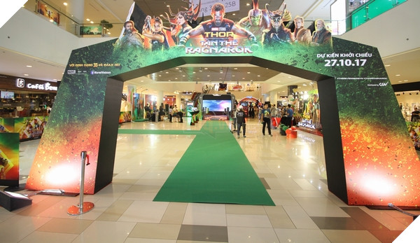 Khu vực cổng chào được đầu tư thiết kế công phu, thể hiện độ "hot" của Thor: Ragnarok