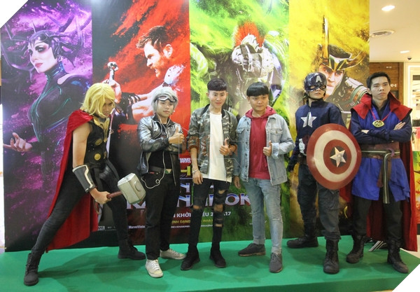 Một số khách mời chụp hình cùng dàn Cosplayer Việt Nam