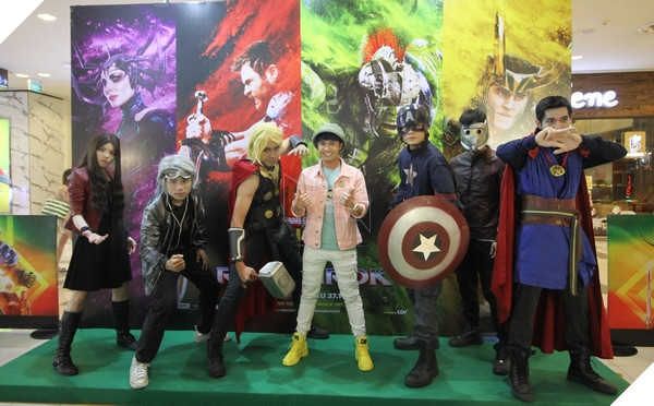 Huỳnh Lập chụp ảnh lưu niệm cùng dàn Cosplayer "Biệt đội Marvel Việt Nam"