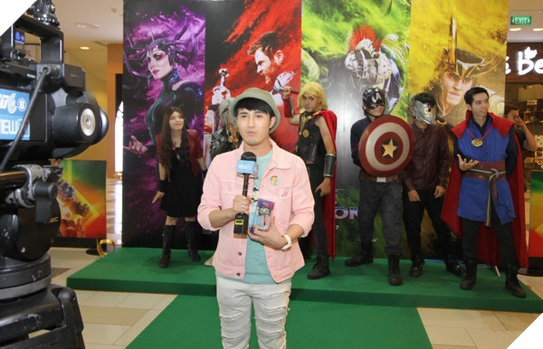 Huỳnh Lập trả lời phỏng vấn đài VTC8 bên cạnh dàn Cosplayer Việt Nam