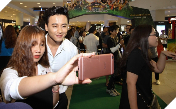 "Anh trai mưa" chụp hình cùng fan nữ