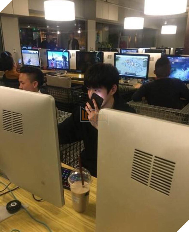 Soái ca phòng game với góc nghiêng thần thánh khiến cư dân mạng chao đảo - Ảnh 3. Soái ca phòng game với góc nghiêng thần thánh khiến cư dân mạng chao đảo - Ảnh 3.