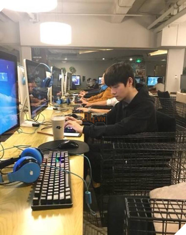 Soái ca phòng game với góc nghiêng thần thánh khiến cư dân mạng chao đảo - Ảnh 1. Soái ca phòng game với góc nghiêng thần thánh khiến cư dân mạng chao đảo - Ảnh 1.