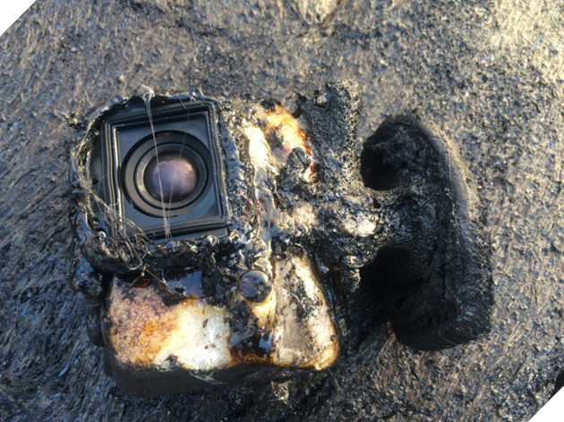 Camera hành trình bị dung nham nuốt chửng, vẫn hoạt động như thường, quay lại hết toàn bộ - Ảnh 2. Camera hành trình bị dung nham nuốt chửng, vẫn hoạt động như thường, quay lại hết toàn bộ - Ảnh 2.