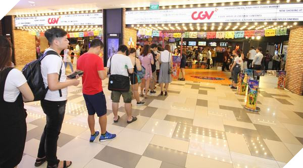 Mọi người xếp hàng check-in vào sự kiện
