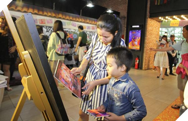 Các bé tham gia hoạt động ghép tranh