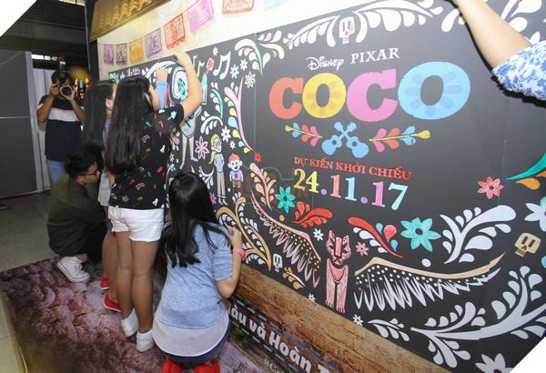 Chung tay tô màu cho bức tranh Coco lớn