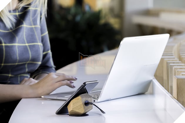 Đã bao giờ bạn thử sạc điện thoại từ gỗ như thế này chưa? - Ảnh 1. Đã bao giờ bạn thử sạc điện thoại từ gỗ như thế này chưa? - Ảnh 1.