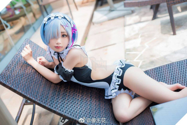 Cosplay nàng hầu Rem cực gợi cảm trong trang phục áo tắm