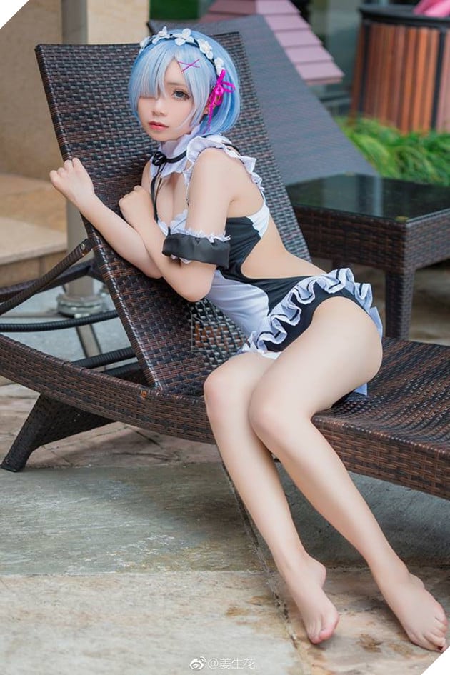 Cosplay nàng hầu Rem cực gợi cảm trong trang phục áo tắm