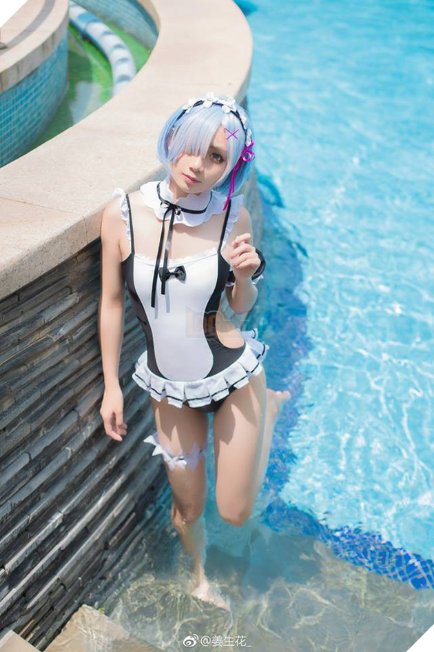 Cosplay nàng hầu Rem cực gợi cảm trong trang phục áo tắm