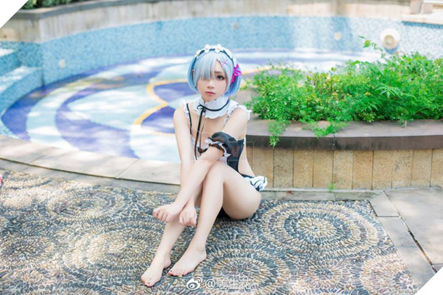Cosplay nàng hầu Rem cực gợi cảm trong trang phục áo tắm